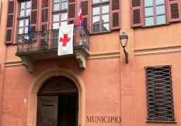 La bandiera della Croce Rossa sventola dal Palazzo comunale
